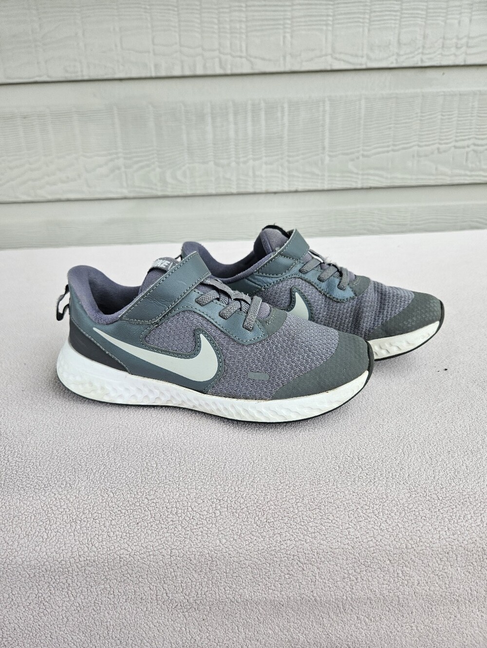 Nike Revolution 5 PS Sneaker Child SZ 13.5C Grey White Hook & Loop BQ5672-004